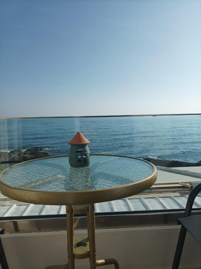 Beachfront Apartment 罗希姆诺 外观 照片
